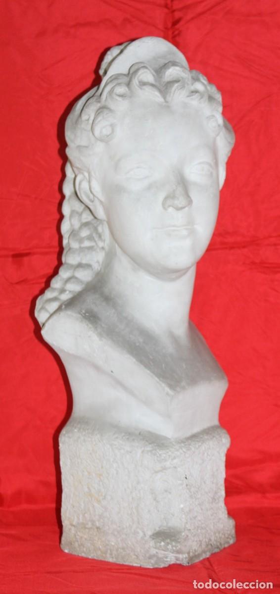 Arte: Busto femenino en estuco blanco. Escultura cl&aacute;sica de dama con trenzas. 61 cm.