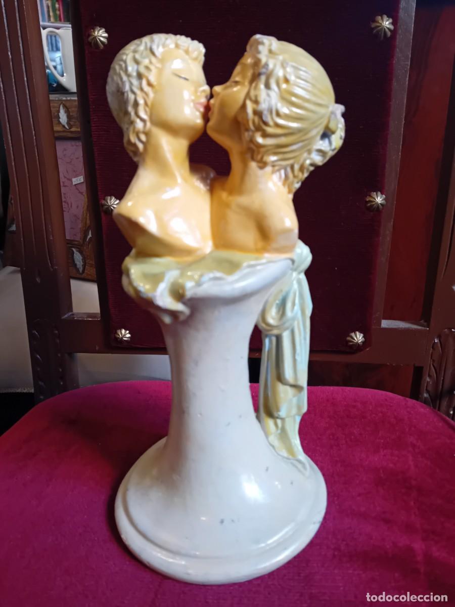 Arte: Bustos de enamorados en pedestal