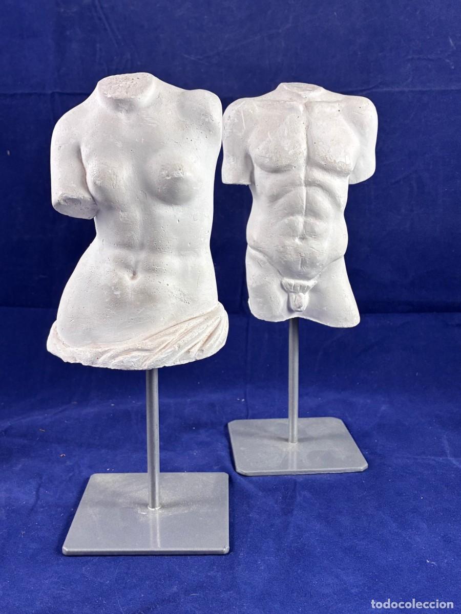 Arte: Pareja de torsos cl&aacute;sicos masculino y femenino en yeso con peanas met&aacute;licas. 23 cm