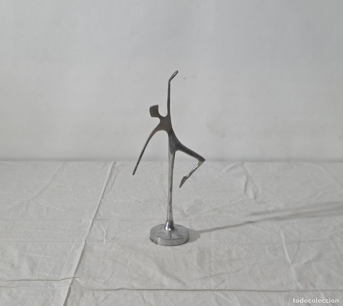 Arte: Figura de bailarina en aluminio