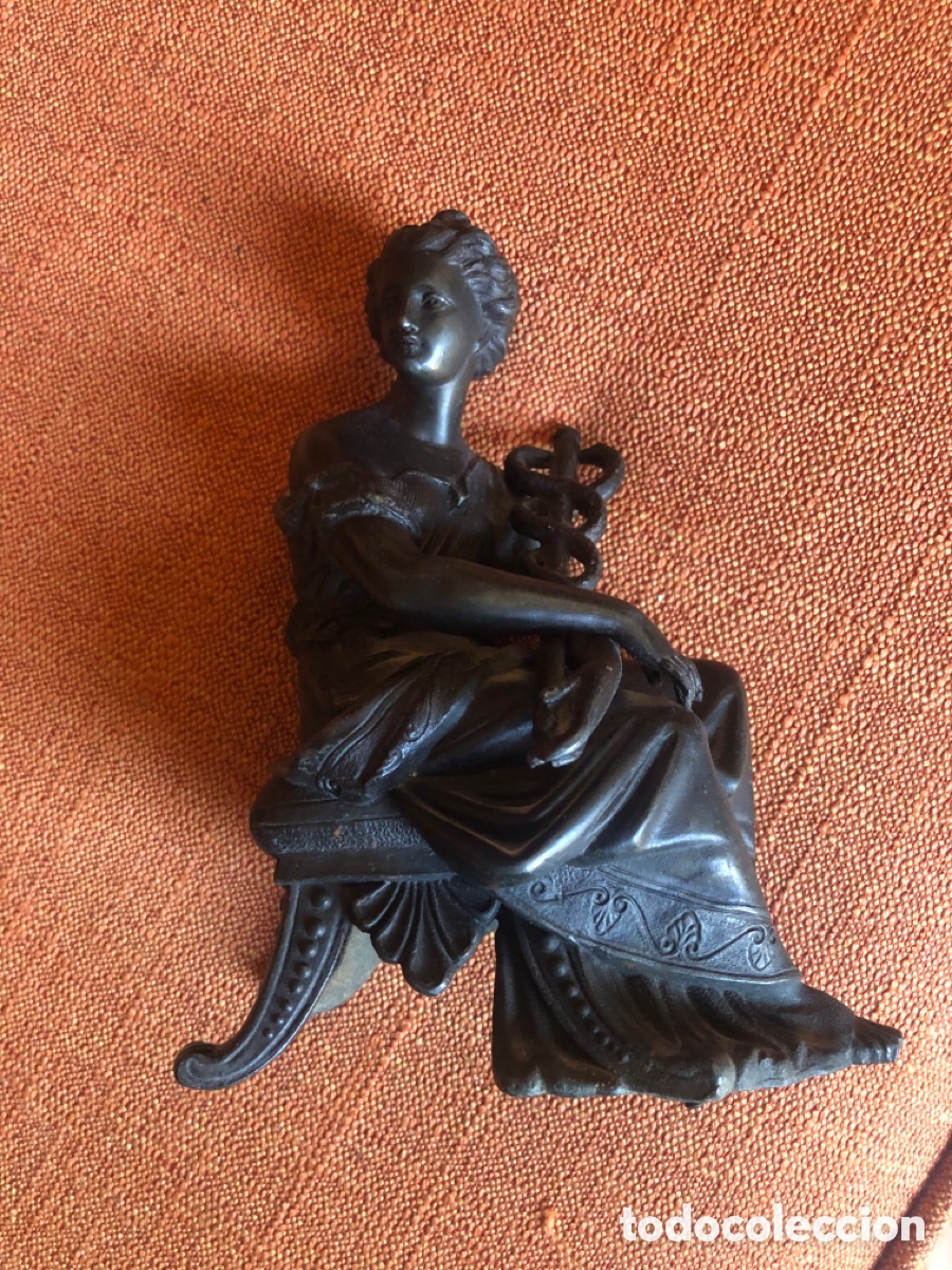 Arte: ESCULTURA DE SPELTER MUSA CON CADUCEO EN EL BRAZO IZQUIERDO