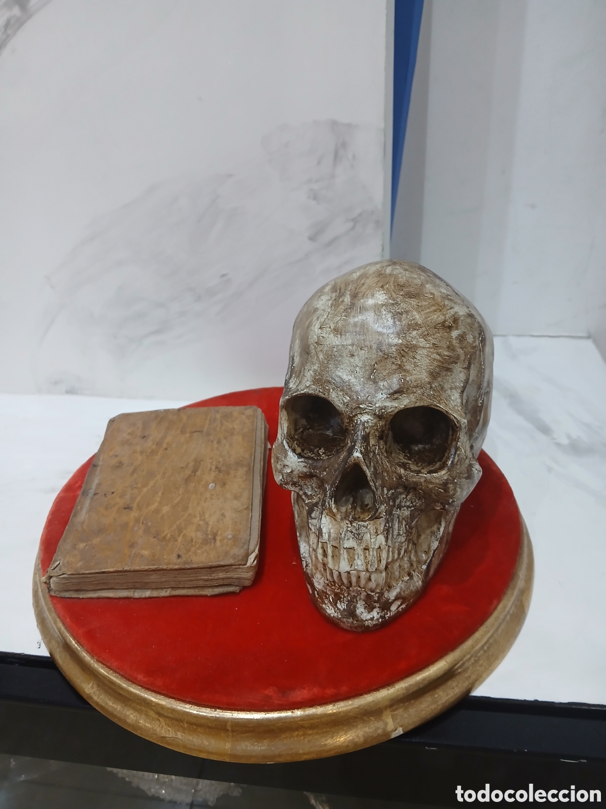 Arte: Escultura estuco con libro antiguo
