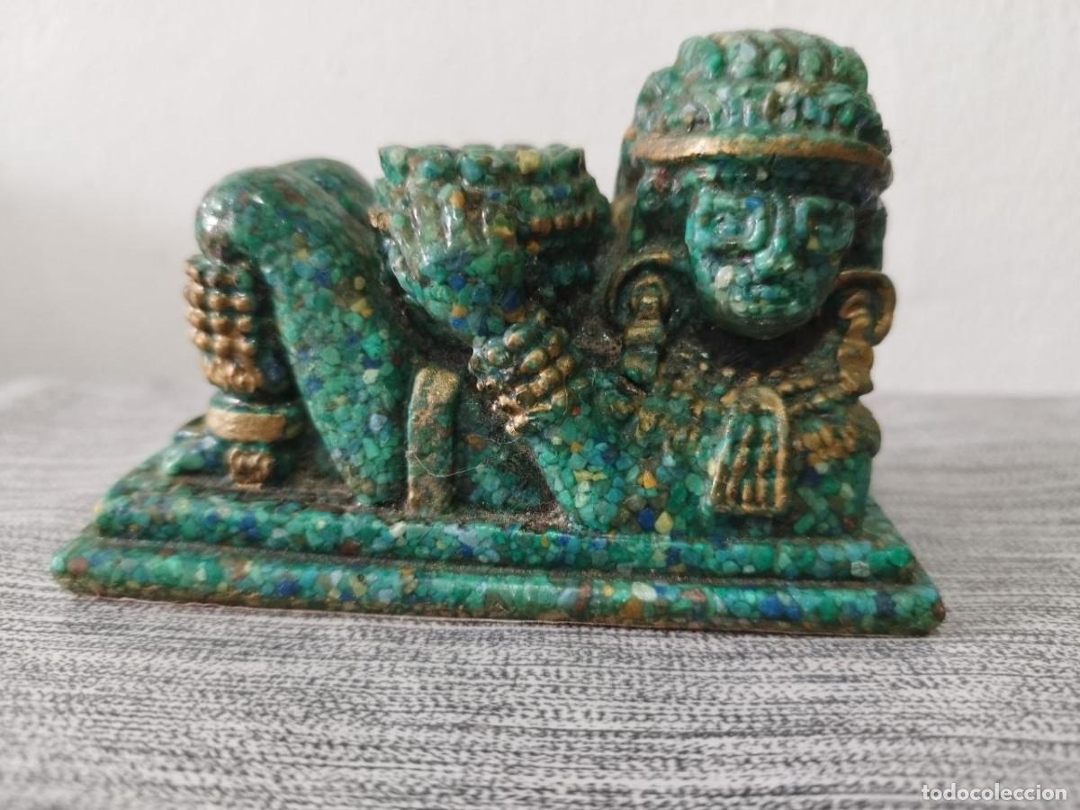 Arte: Figura Chac Mool hecha en M&eacute;xico &ndash; Verde y azul con detalles dorados &ndash; 11 &times; 8 cm