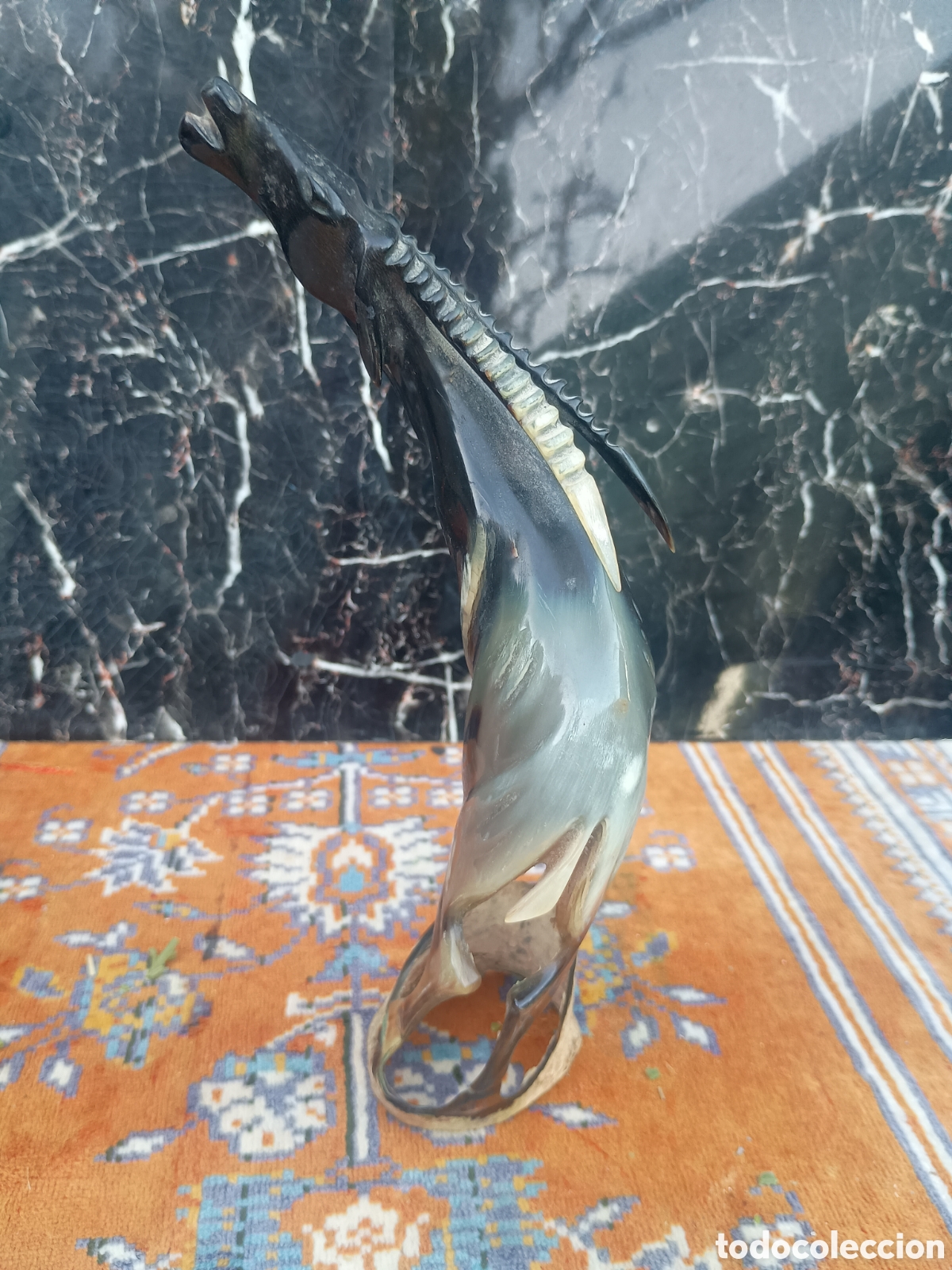 Arte: Escultura tallada en cuerno hasta