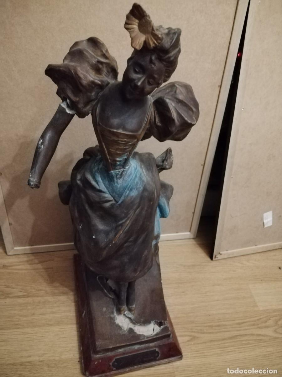 Arte: Mujer- Escultura de metal y madera-Coquette &mdash; V. Bruyne