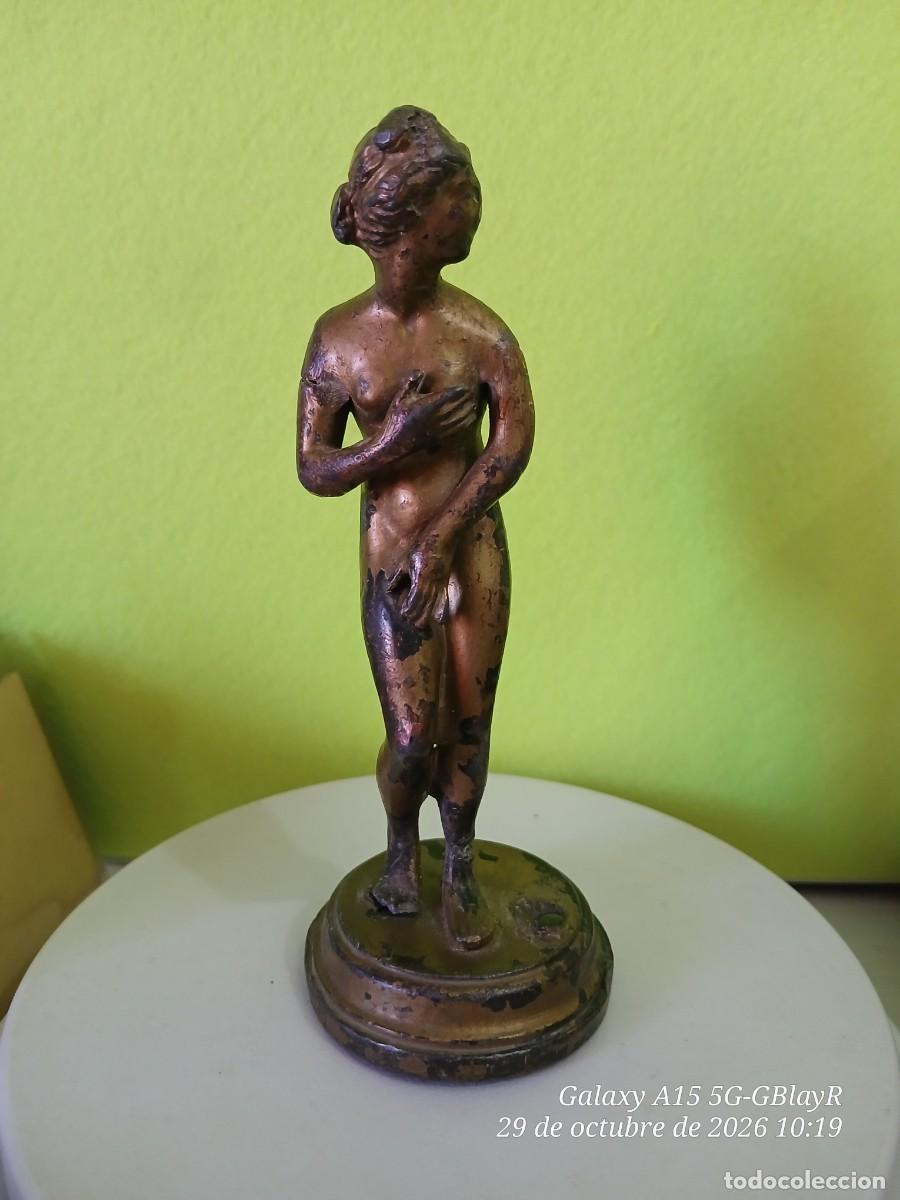 Arte: Antigua Venus p&uacute;dica. Figura en metal dorado.