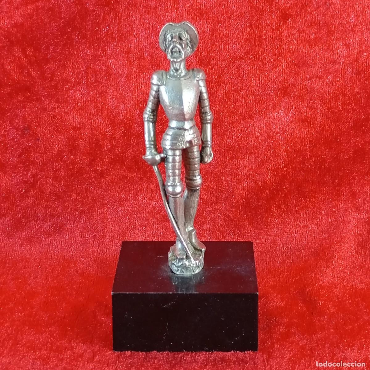 Arte: ESTATUILLA EN PLATINO - DON QUIJOTE DE LA MANCHA CON SU ARMADURA - SIGLO XX - 9,5 CM DE ALTO - 30
