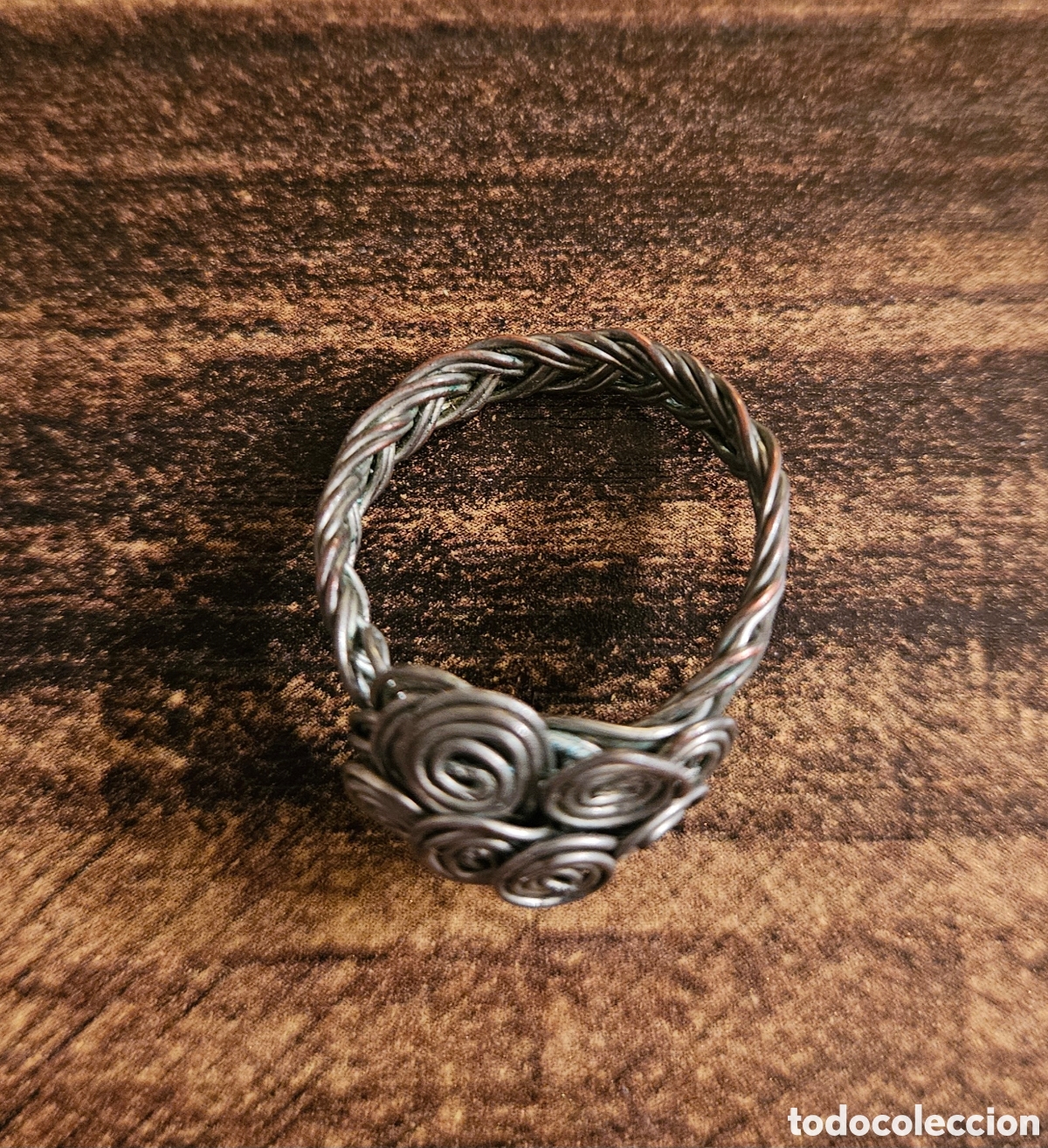 Artesan&iacute;a: Anillo Artesanal Espiral de Rosas &mdash; Hilo Met&aacute;lico Trenzado Estilo Boho / M&iacute;stico