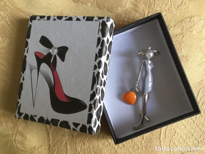 Artesan&iacute;a: BROCHE CON FORMA DE CHICA CON BOLSO - Foto 1