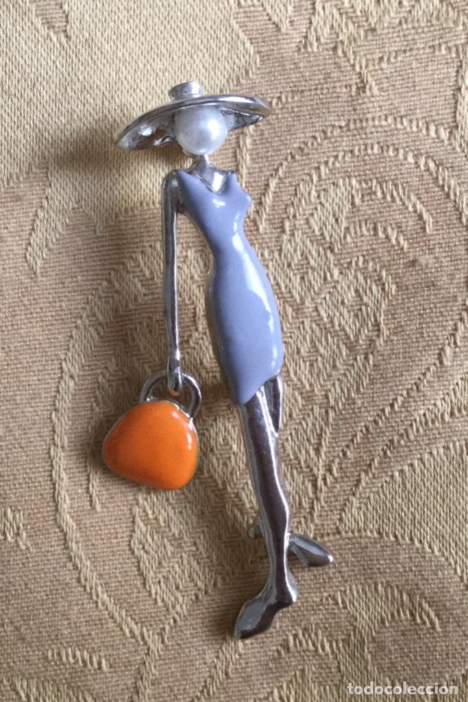 Artesan&iacute;a: BROCHE CON FORMA DE CHICA CON BOLSO - Foto 2