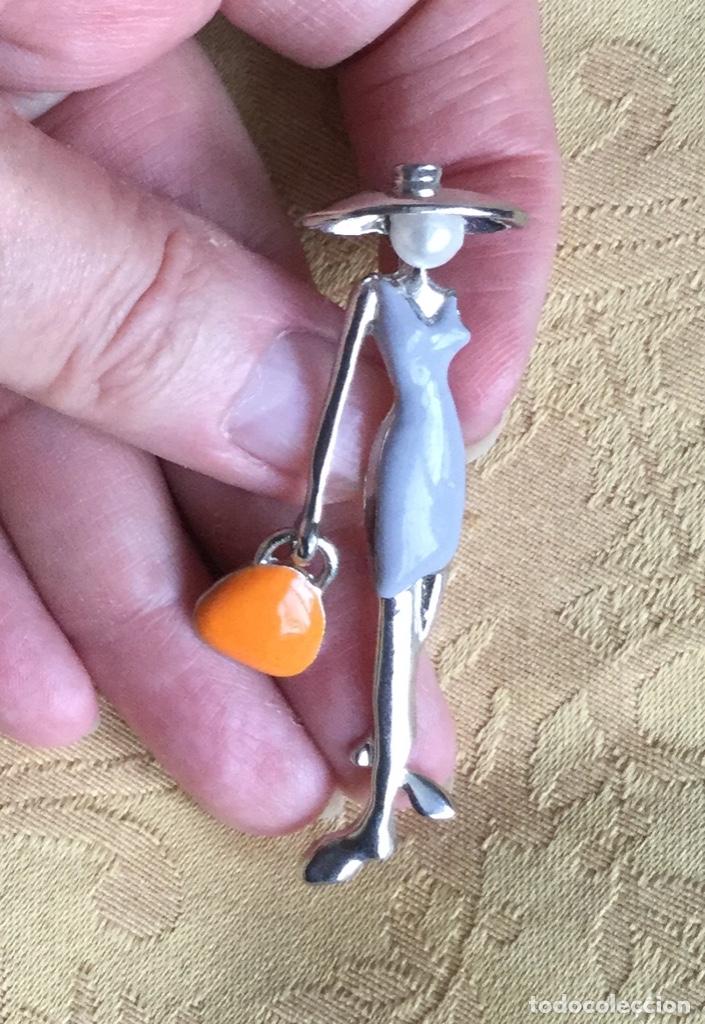 Artesan&iacute;a: BROCHE CON FORMA DE CHICA CON BOLSO - Foto 3