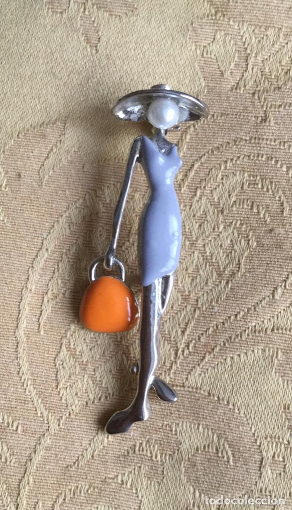 Artesan&iacute;a: BROCHE CON FORMA DE CHICA CON BOLSO - Foto 4