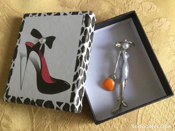 Artesan&iacute;a: BROCHE CON FORMA DE CHICA CON BOLSO - Foto 5