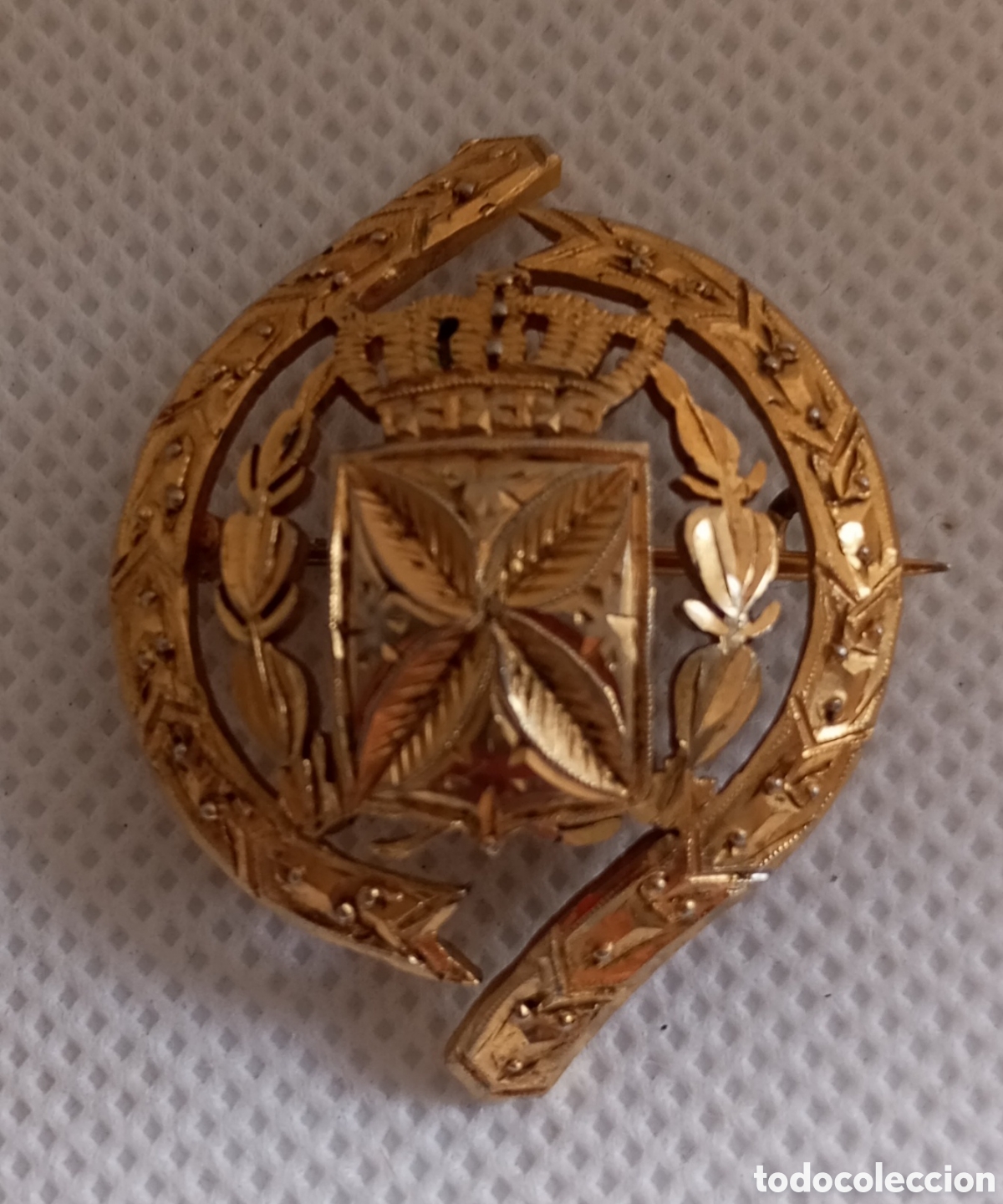 Kunsthandwerk: BROCHE DE PLATA DORADA, CALADO, CON ESCUDO CINCELADO, A PARTIR DE UN DURO DE PLATA ESPA&Ntilde;OL