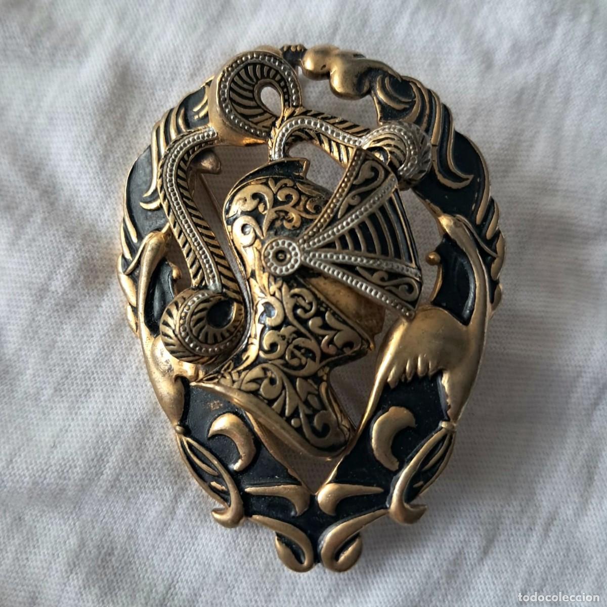 Artesan&iacute;a: Broche Estilo Her&aacute;ldico Dorado y Negro