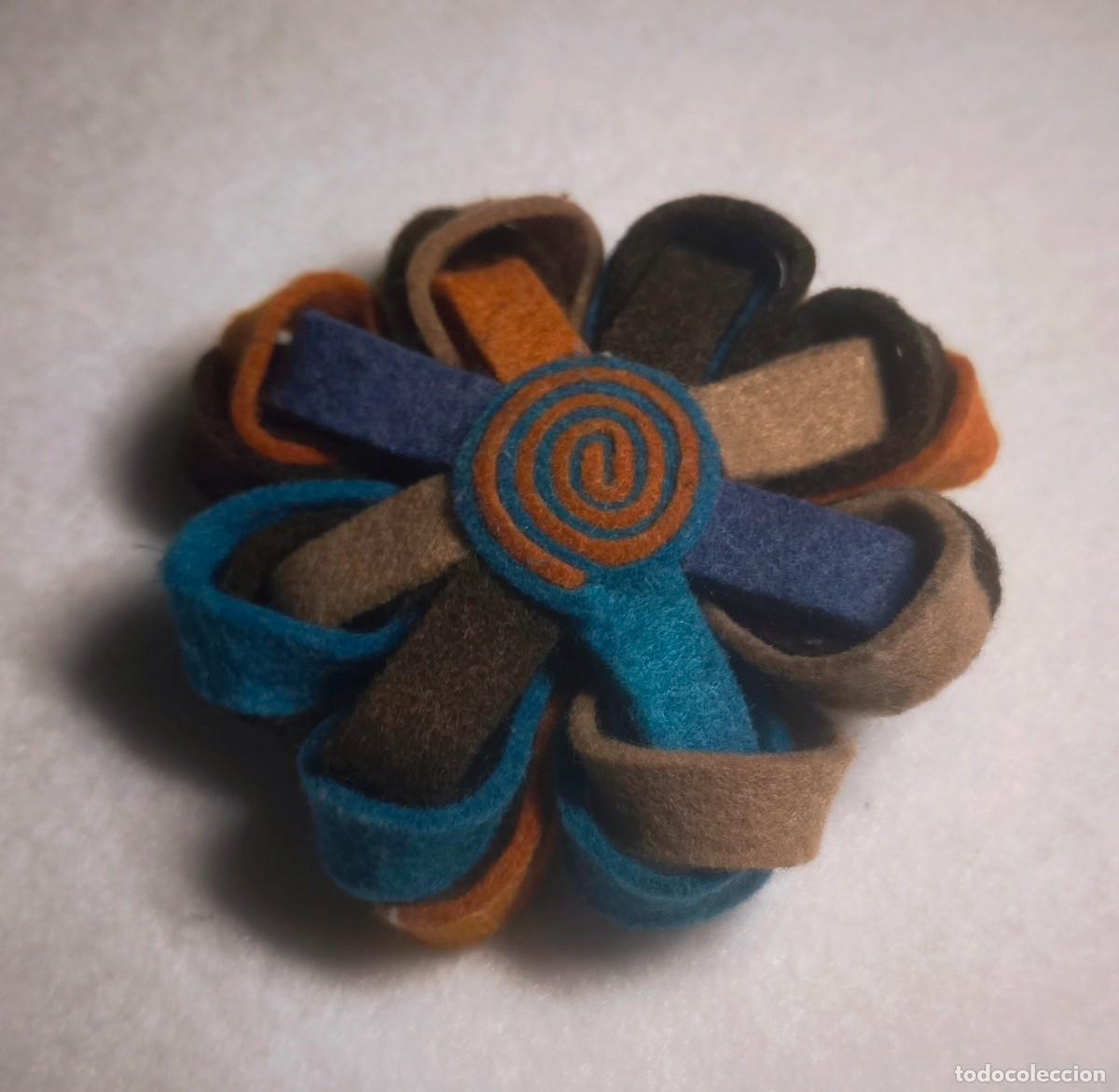 Artesan&iacute;a: BROCHE DE FIELTRO HECHO A MANO EN TONOS AZULES, MARRONES Y NARANJAS.
