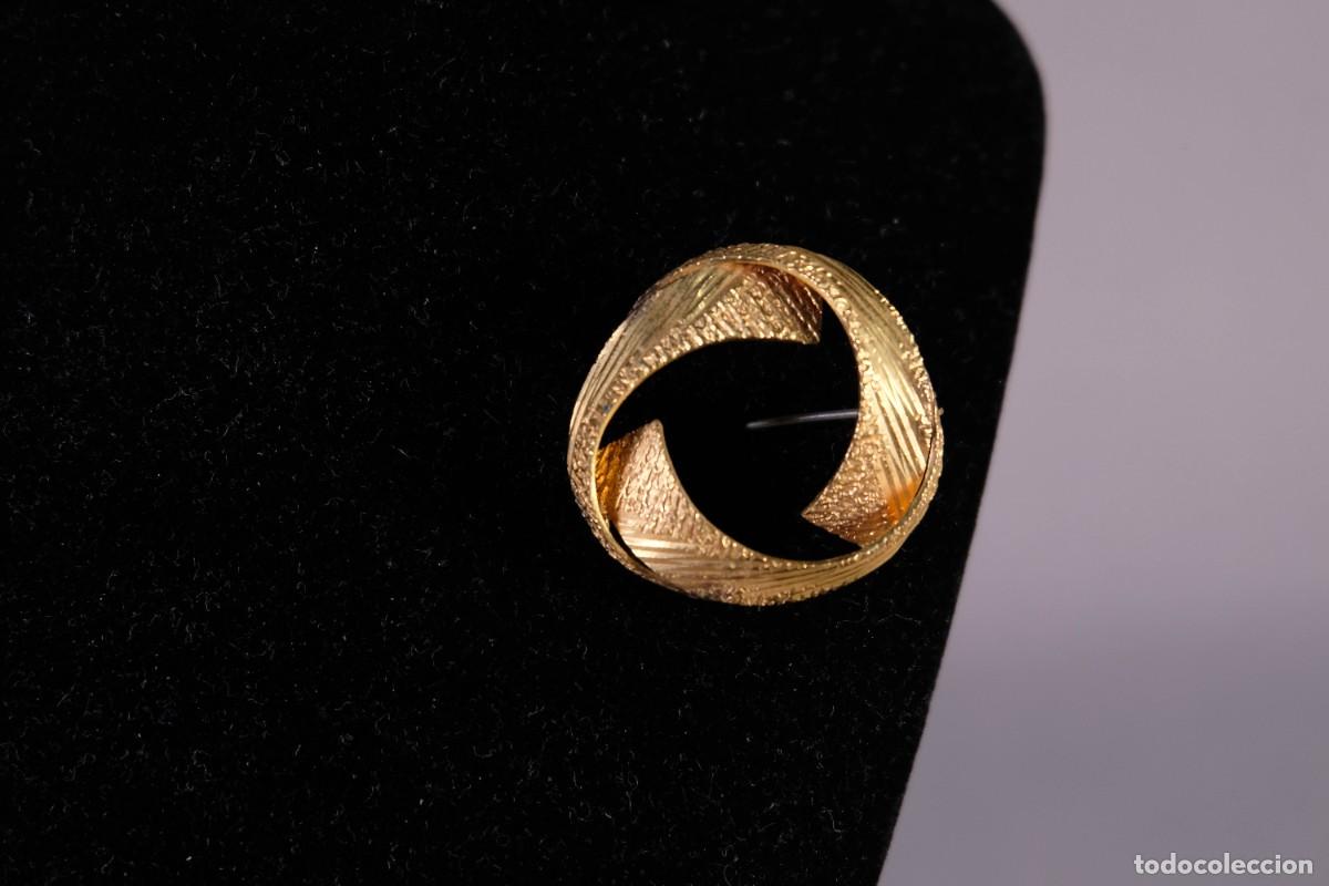 Artesan&iacute;a: BROCHE EN METAL DORADO
