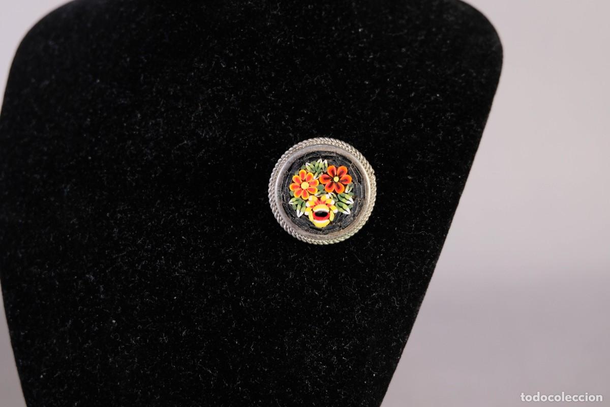 Artesan&iacute;a: BROCHE CON MICROMOSAICO DE FLORES Y METAL PLATEADO