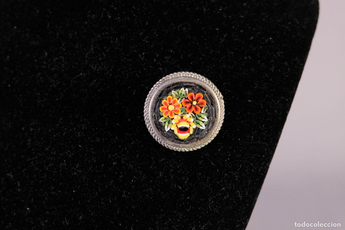 Artesan&iacute;a: BROCHE CON MICROMOSAICO DE FLORES Y METAL PLATEADO