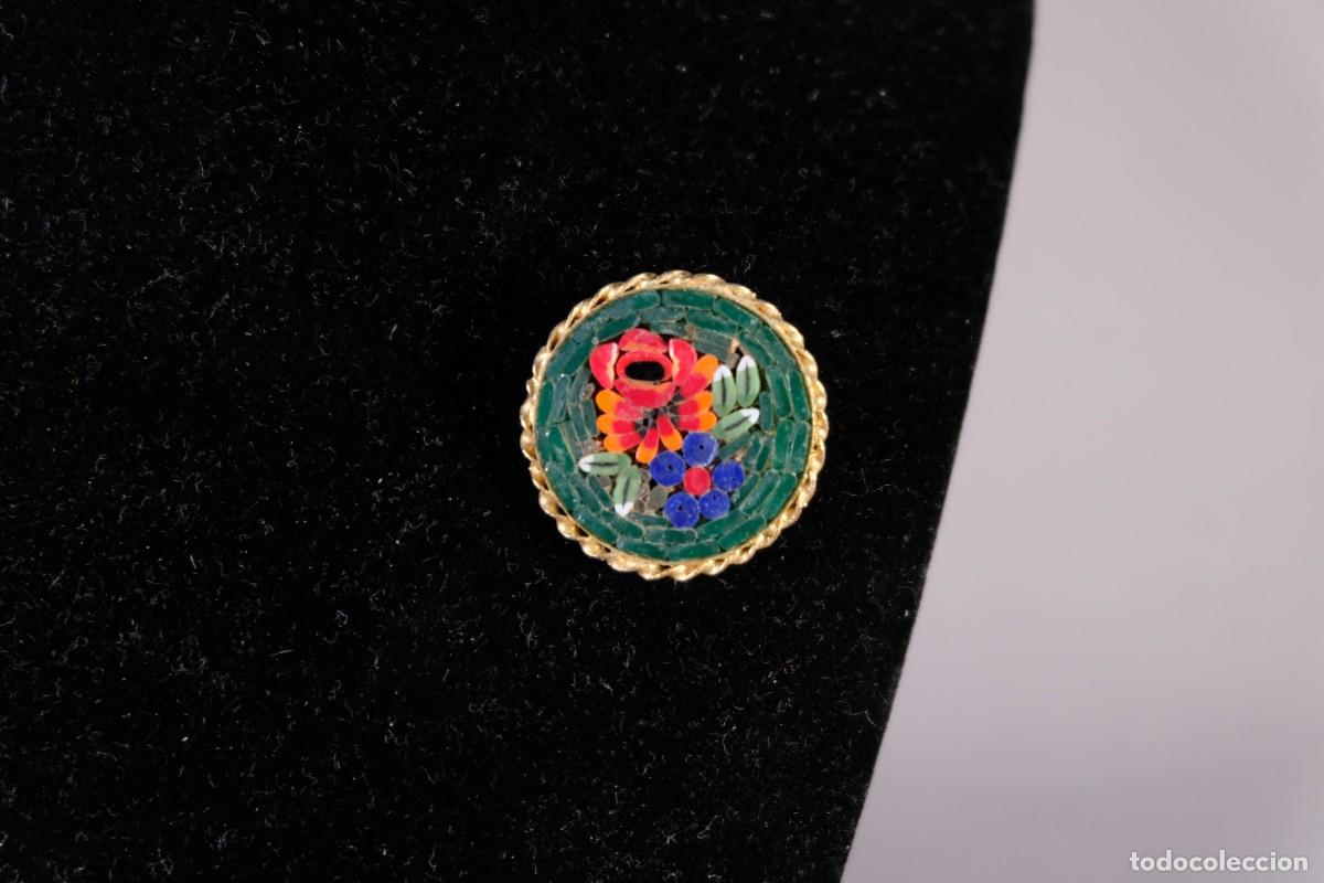 Artesan&iacute;a: BROCHE CON MICROMOSAICO DE FLORES Y METAL DORADO