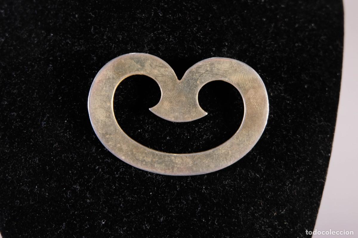 Artesan&iacute;a: BROCHE EN METAL DORADO