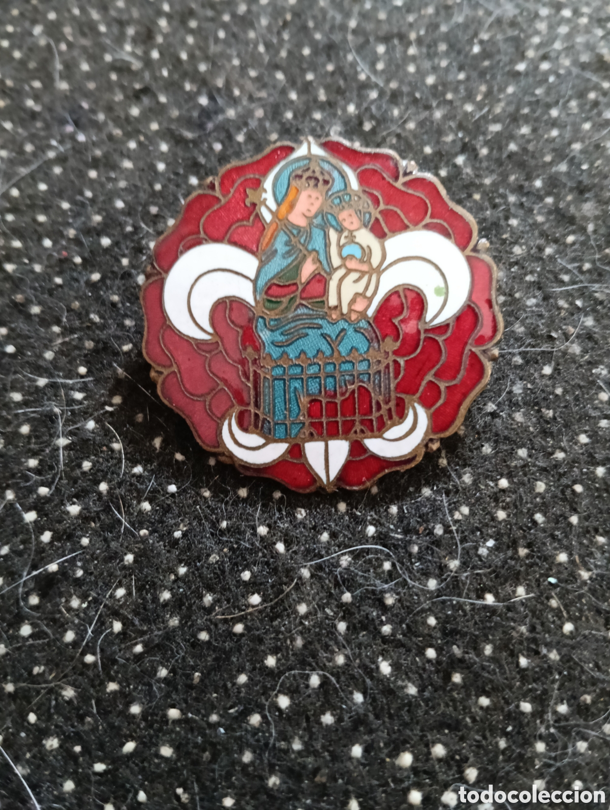 Artesan&iacute;a: Antiguo broche, en esmalte de Limoges de Notre-Dame, de la Treille