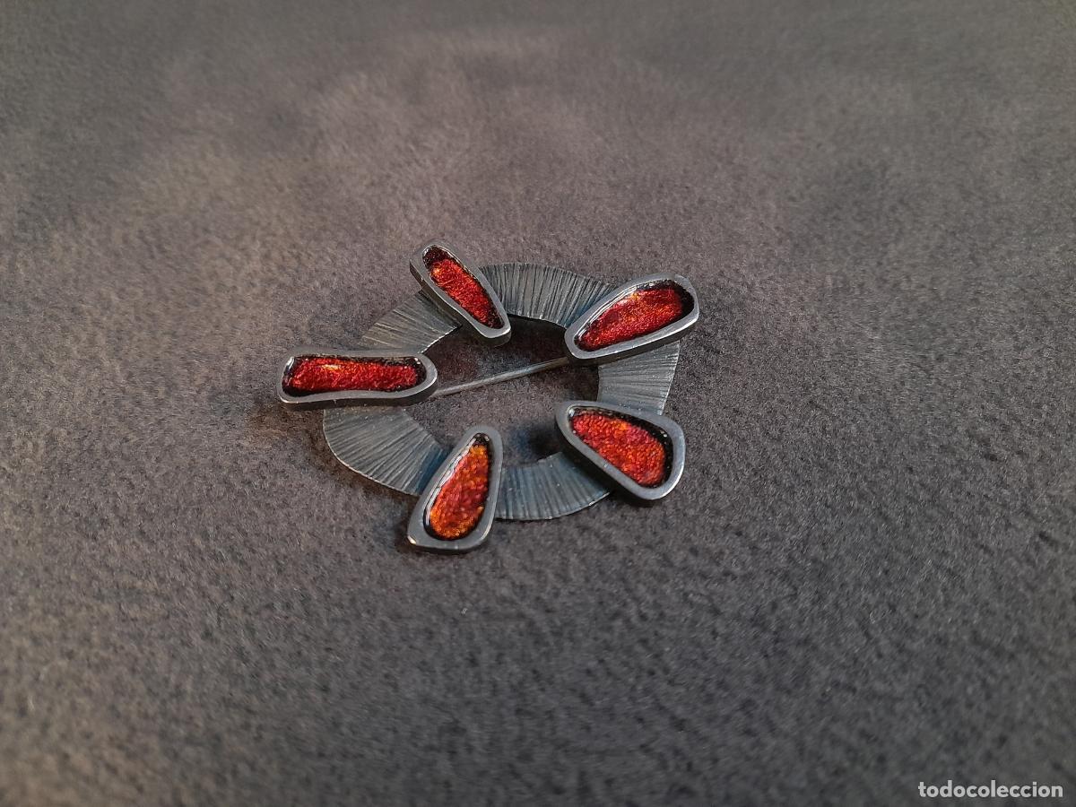 Artisanat: J-4457. BROCHE MODERNISTA DE PLATA Y ESMALTE. SIGLO XX.