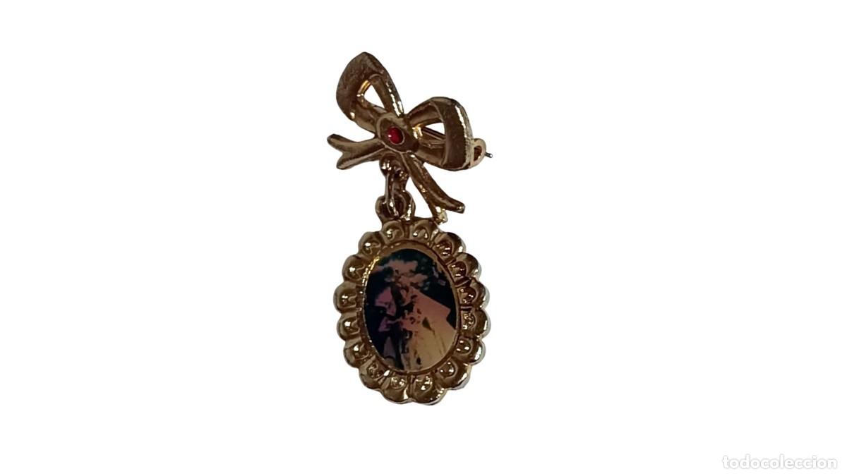 Artesan&iacute;a: BROCHE RELICARIO VIRGEN DEL PILAR - LAZO DORADO CON PIEDRA ROJA - COLGANTE OVALADO - VINTAGE A&Ntilde;OS 80