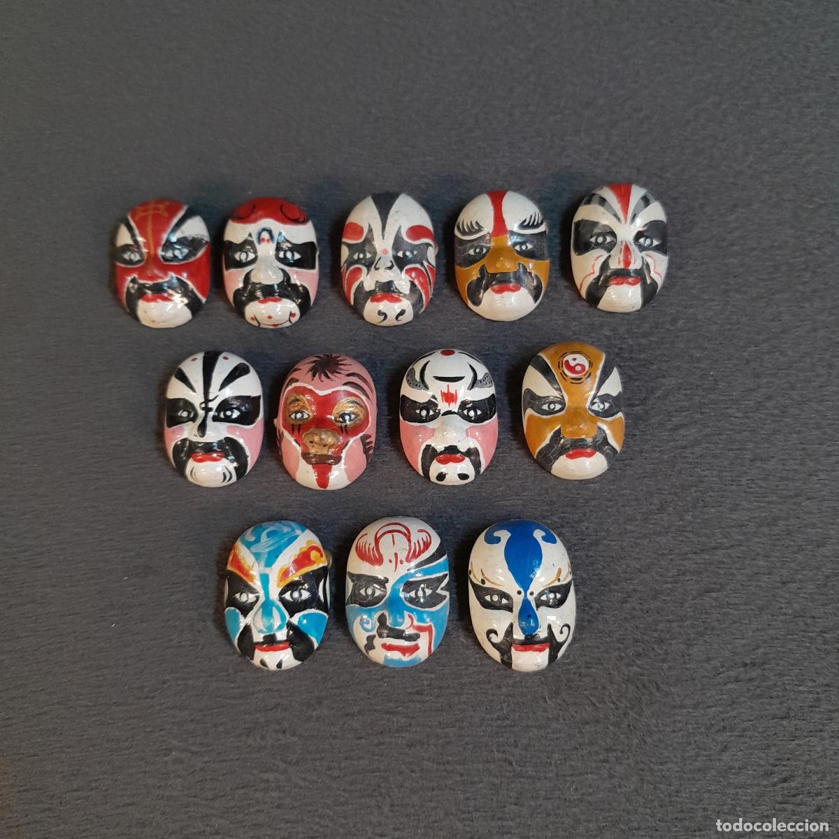 Kunsthandwerk: M-2320. COLECCI&Oacute;N DE BROCHES M&Aacute;SCARAS DE LA &Oacute;PERA DE PEK&Iacute;N. SIGLO XX.