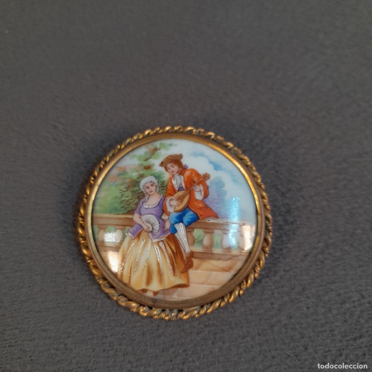 Artesan&iacute;a: J-4608. BROCHE EN PORCELANA POLICROMADA Y LAT&Oacute;N DORADO. LIMOGES. MEDIADOS DEL SIGLO XX