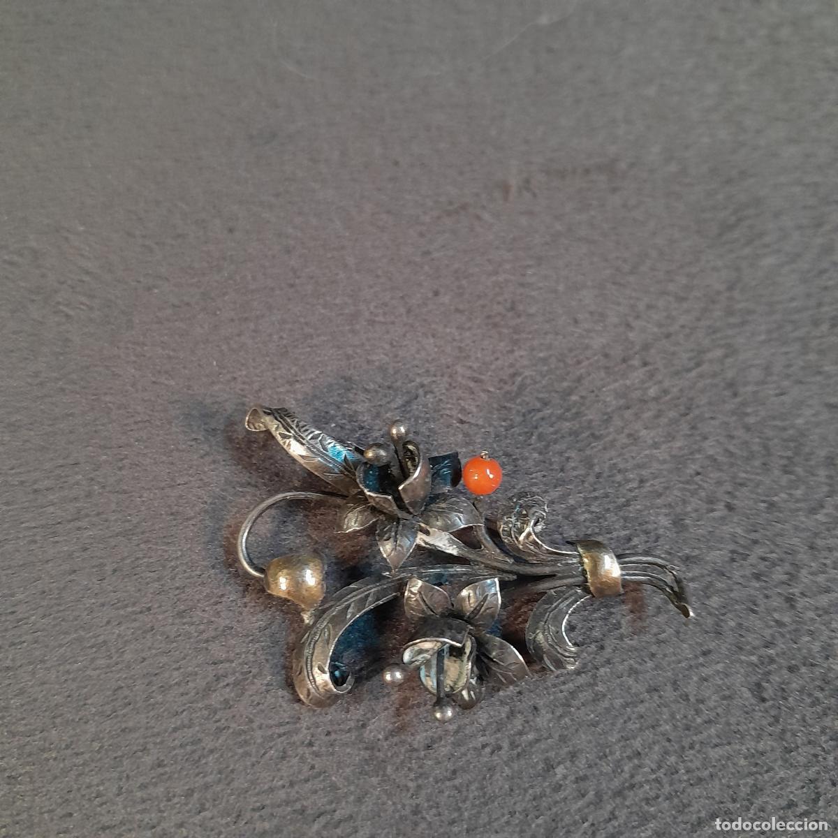 Artesan&iacute;a: J-4635. BROCHE FLORAL DE PLATA Y CORAL. 1950