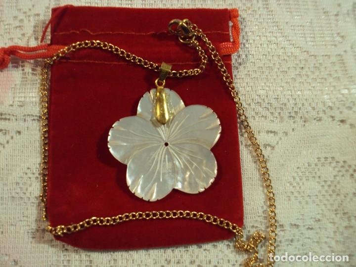 Artesan&iacute;a: colgante con flor de nacar, - Foto 1