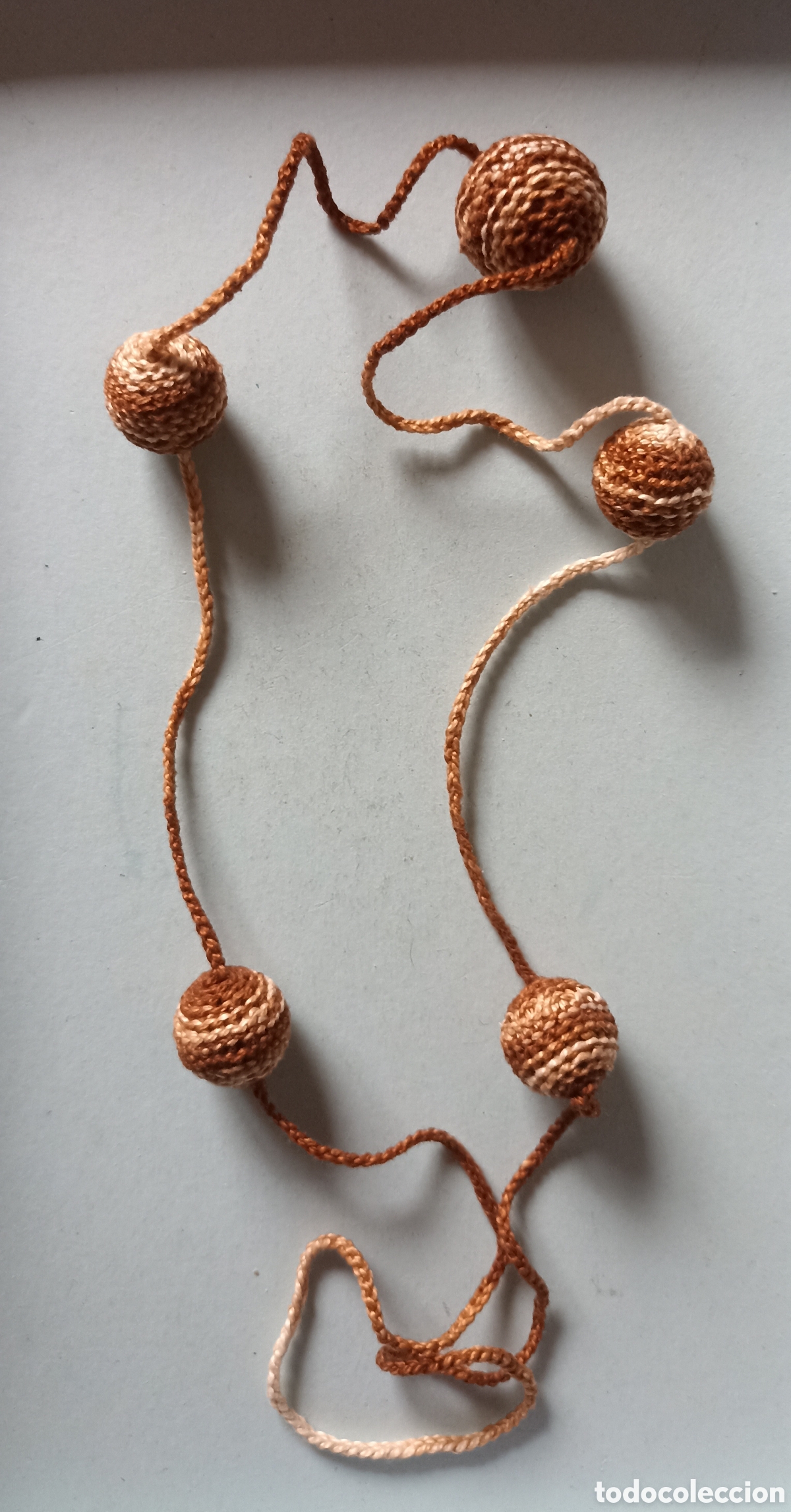 Artesan&iacute;a: Collar artesanal de ganchillo marr&oacute;n con bolas - Foto 1