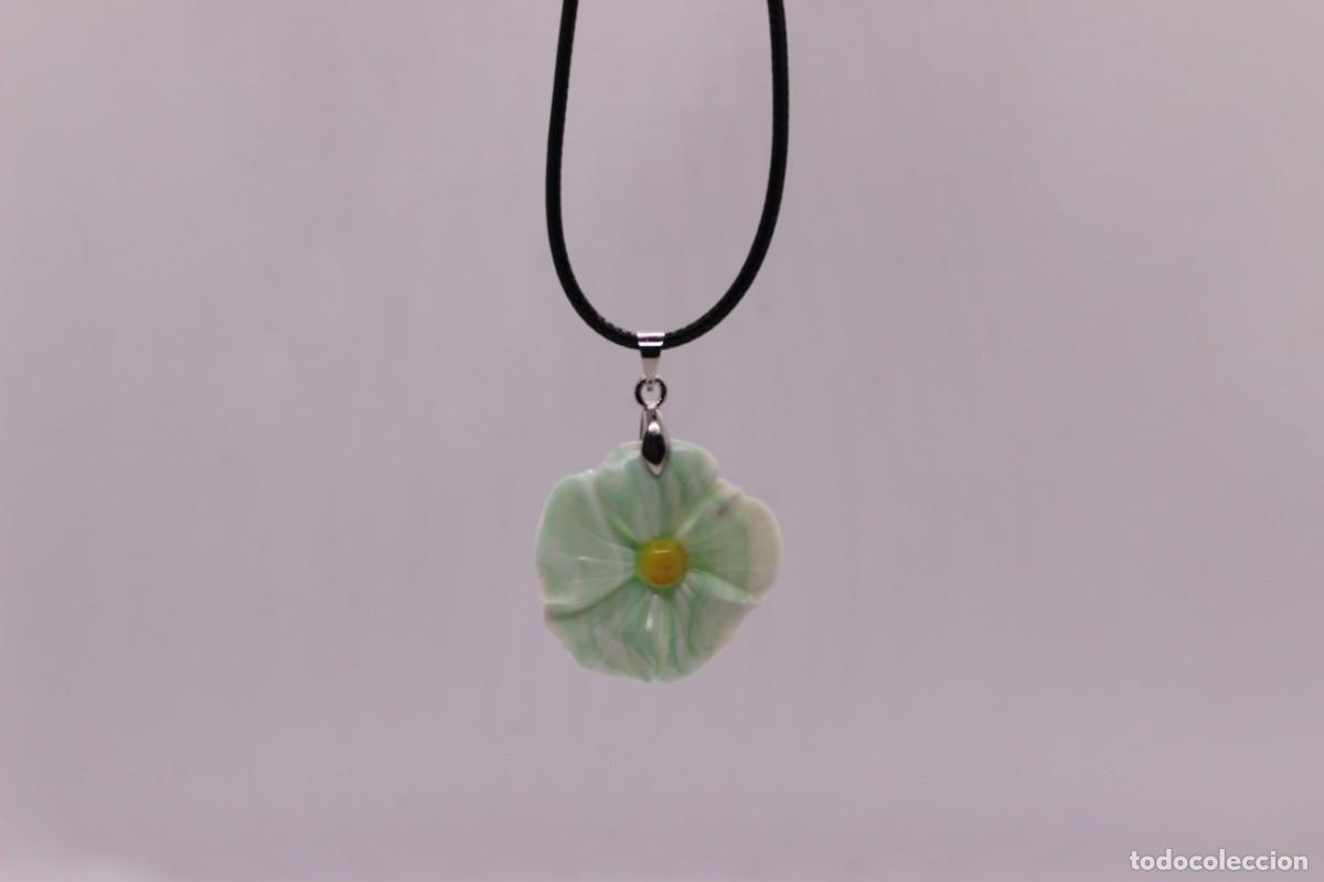 Artesan&iacute;a: Collar con forma de flor verde - Foto 1
