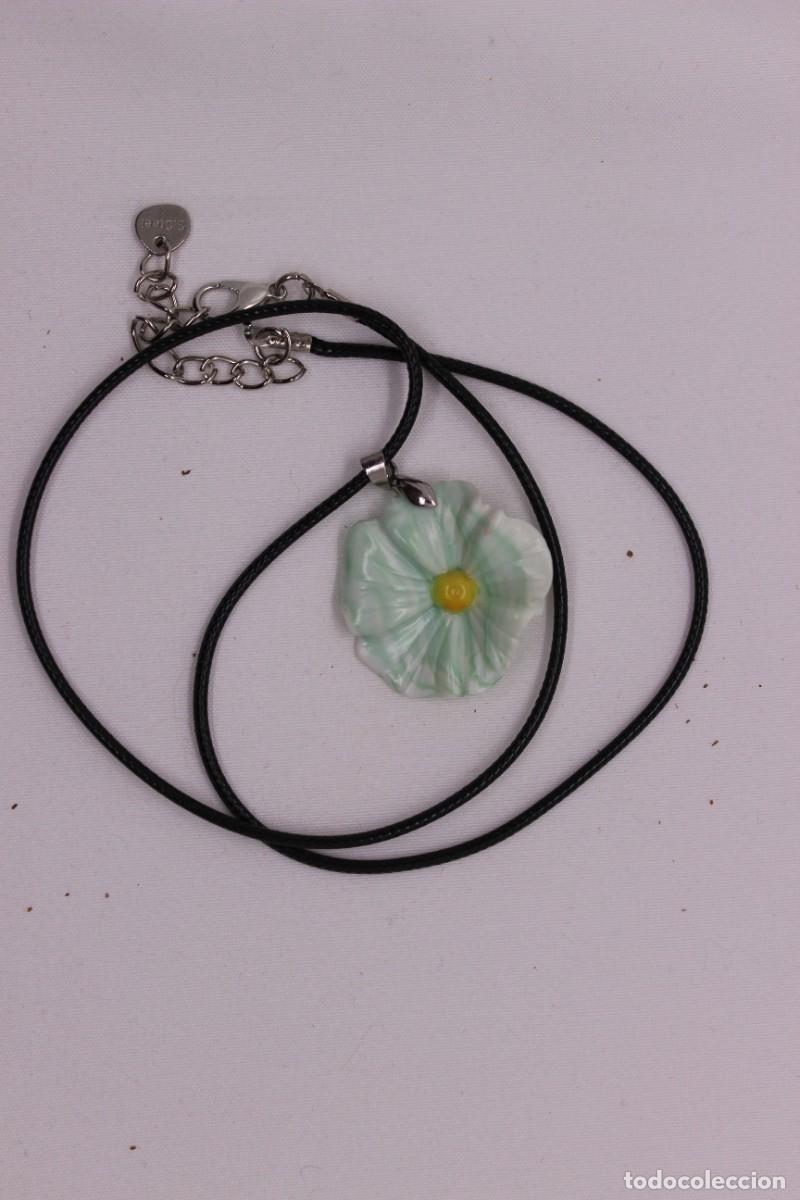 Artesan&iacute;a: Collar con forma de flor verde - Foto 3