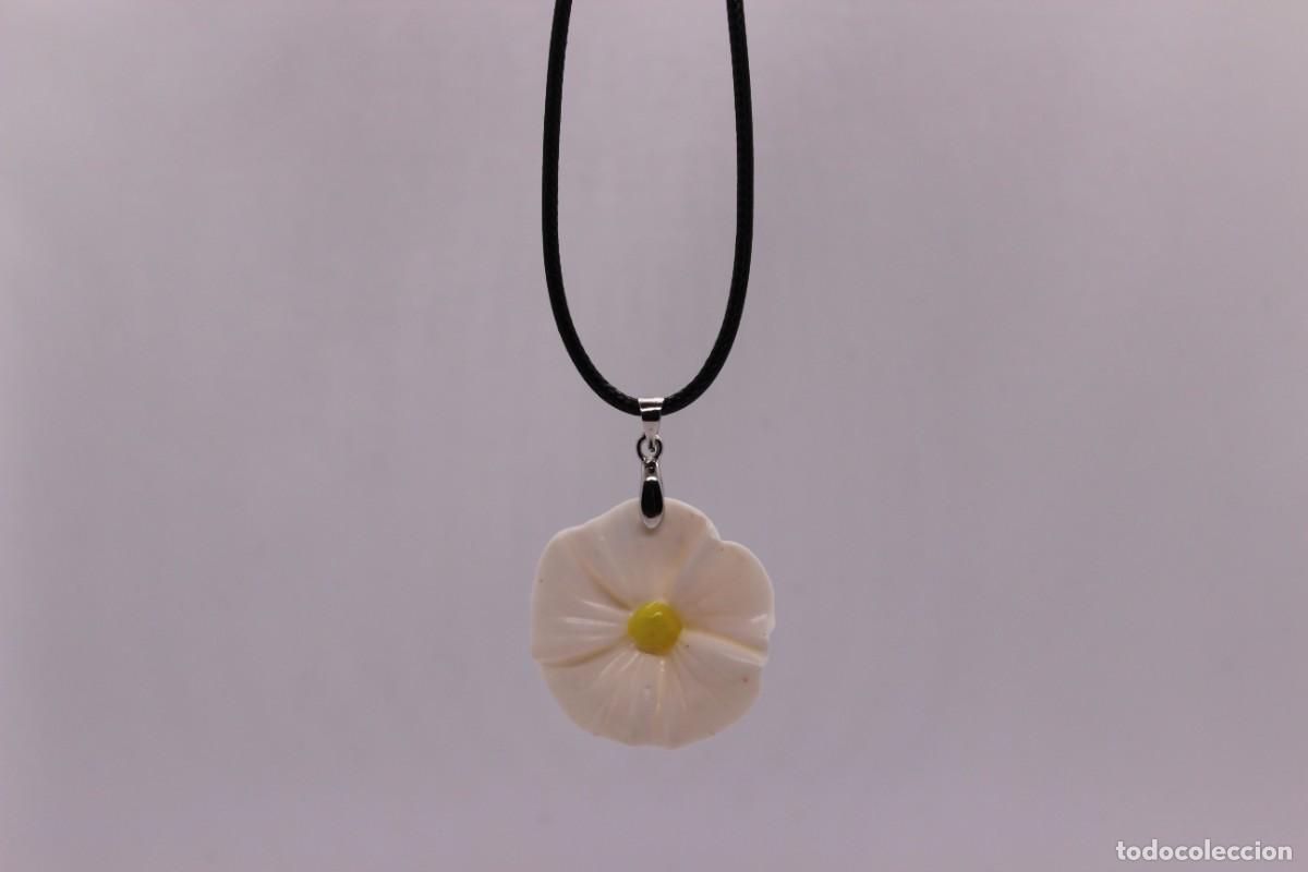 Artesan&iacute;a: Collar de flor blanca. - Foto 1