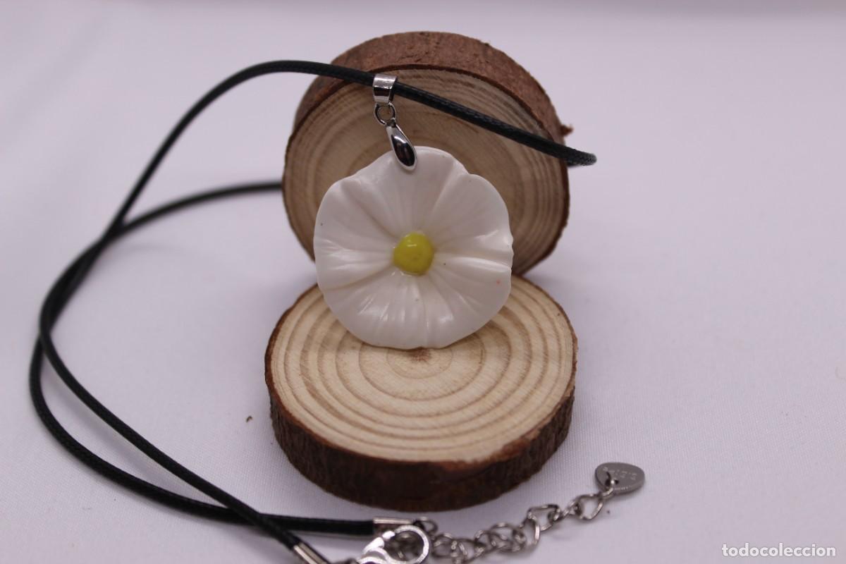 Artesan&iacute;a: Collar de flor blanca. - Foto 2