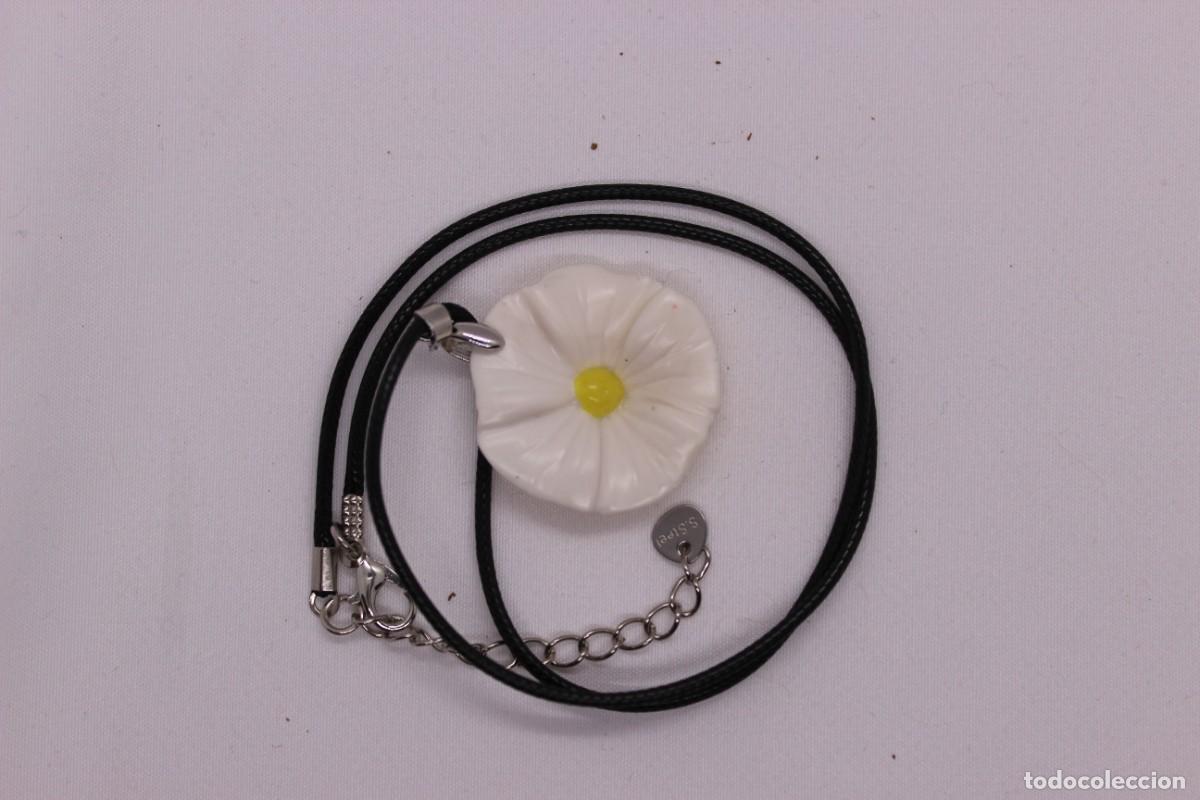 Artesan&iacute;a: Collar de flor blanca. - Foto 3