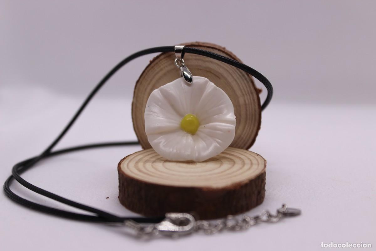 Artesan&iacute;a: Collar de flor blanca. - Foto 4