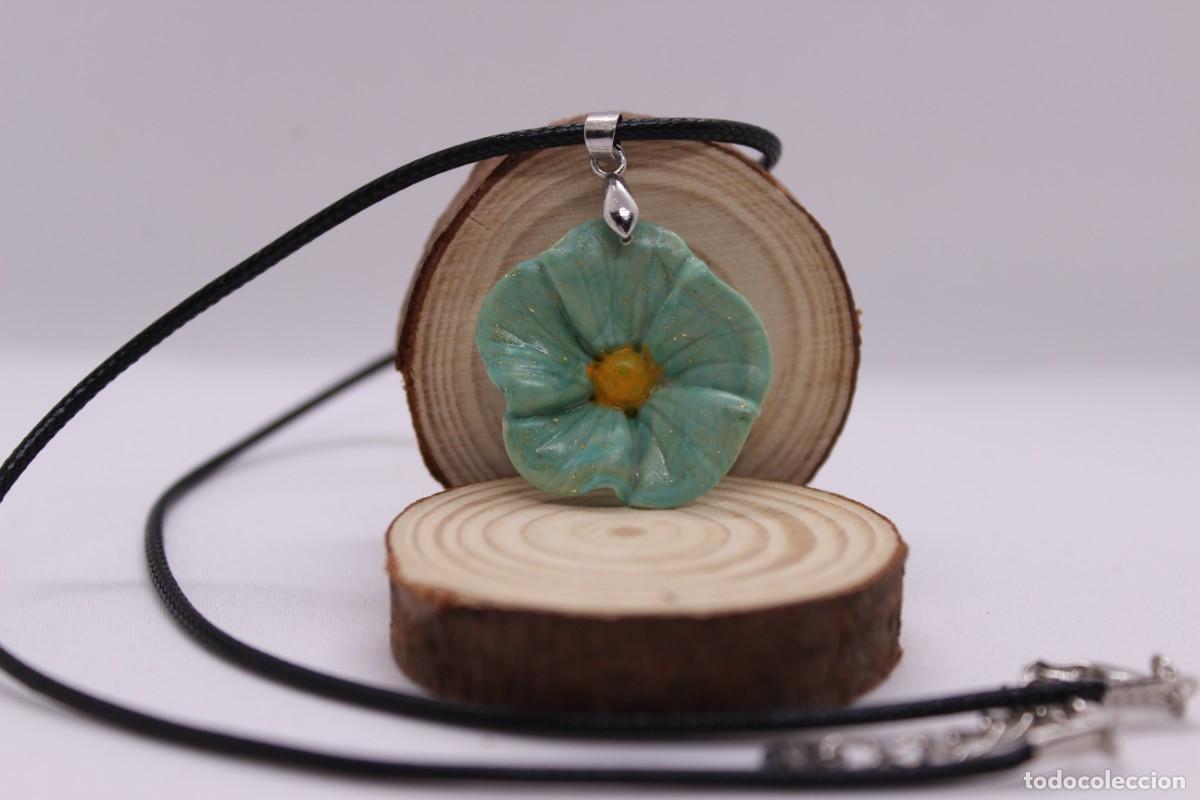 Artesan&iacute;a: Collar de flor azulverdoso. - Foto 1