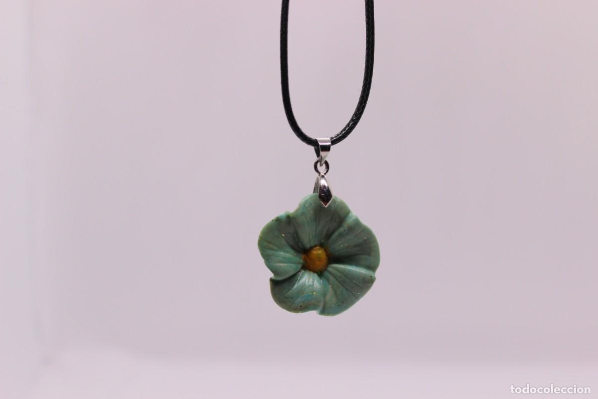 Artesan&iacute;a: Collar de flor azulverdoso. - Foto 2