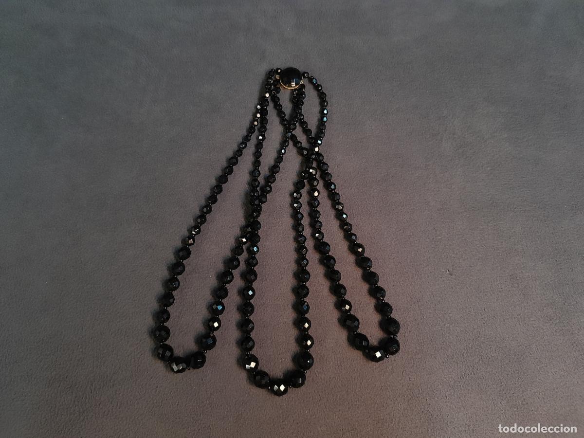 Artesan&iacute;a: J-4436. COLLAR DE TRES HILERAS DE AZABACHE. SIGLO XX