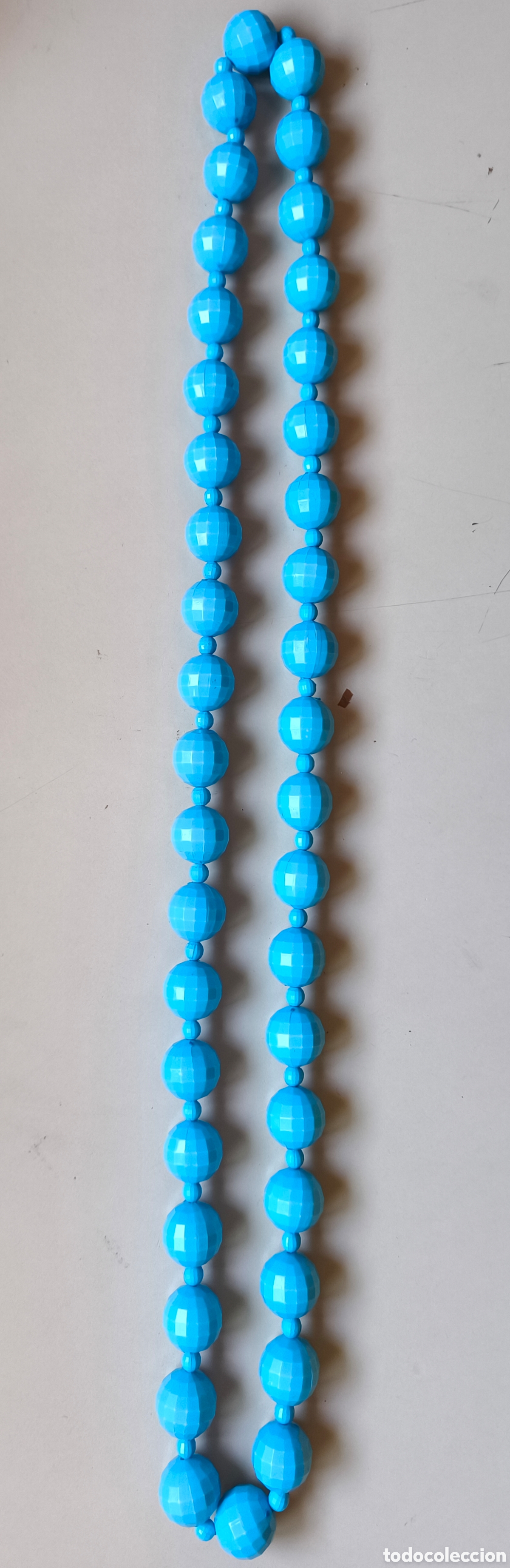 Artesan&iacute;a: Este collar largo turquesa presenta cuentas redondas facetadas y un hilo de sujeci&oacute;n visible.