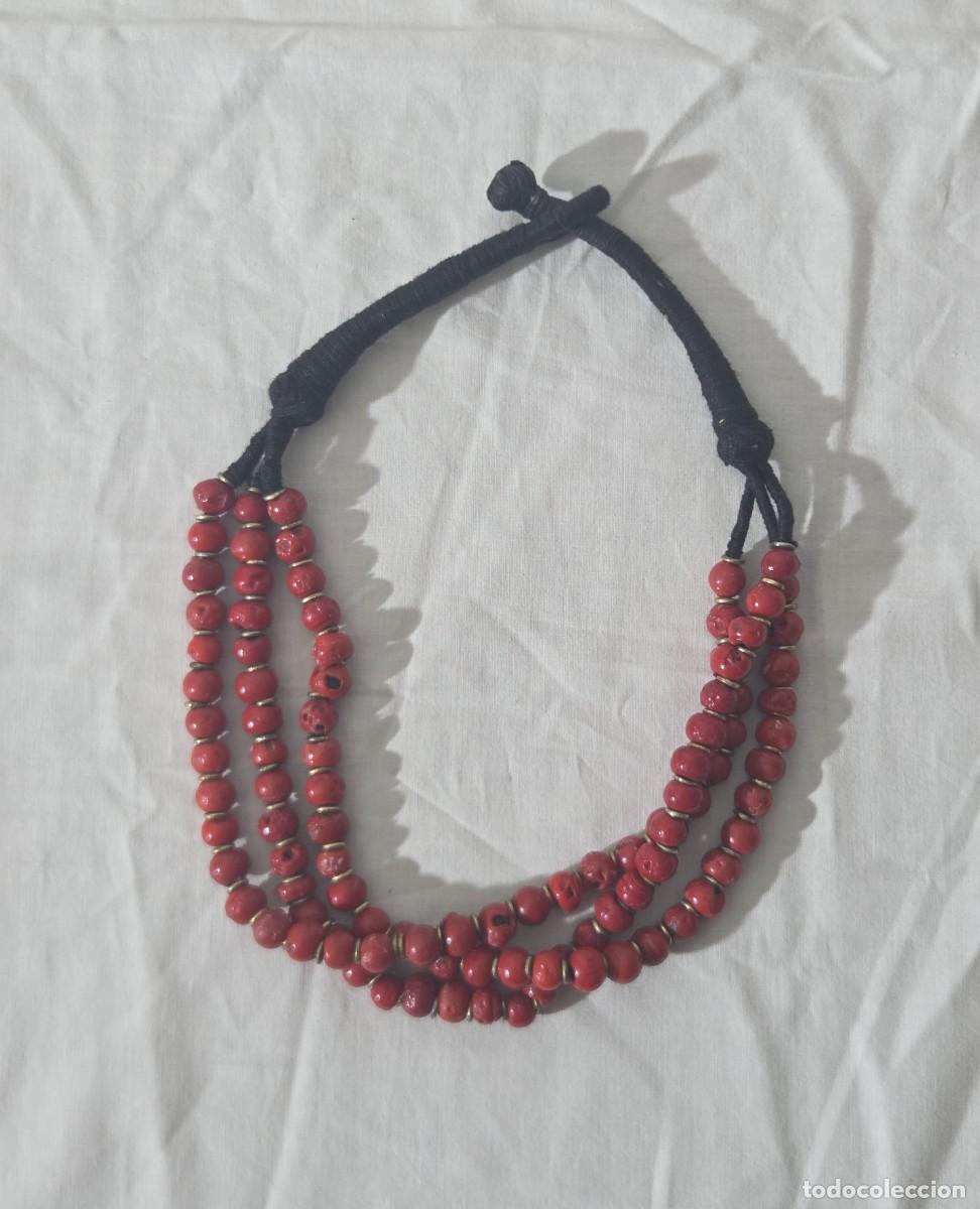Artesan&iacute;a: Collar de vidrio rojo artesanal y lat&oacute;n &eacute;tnico