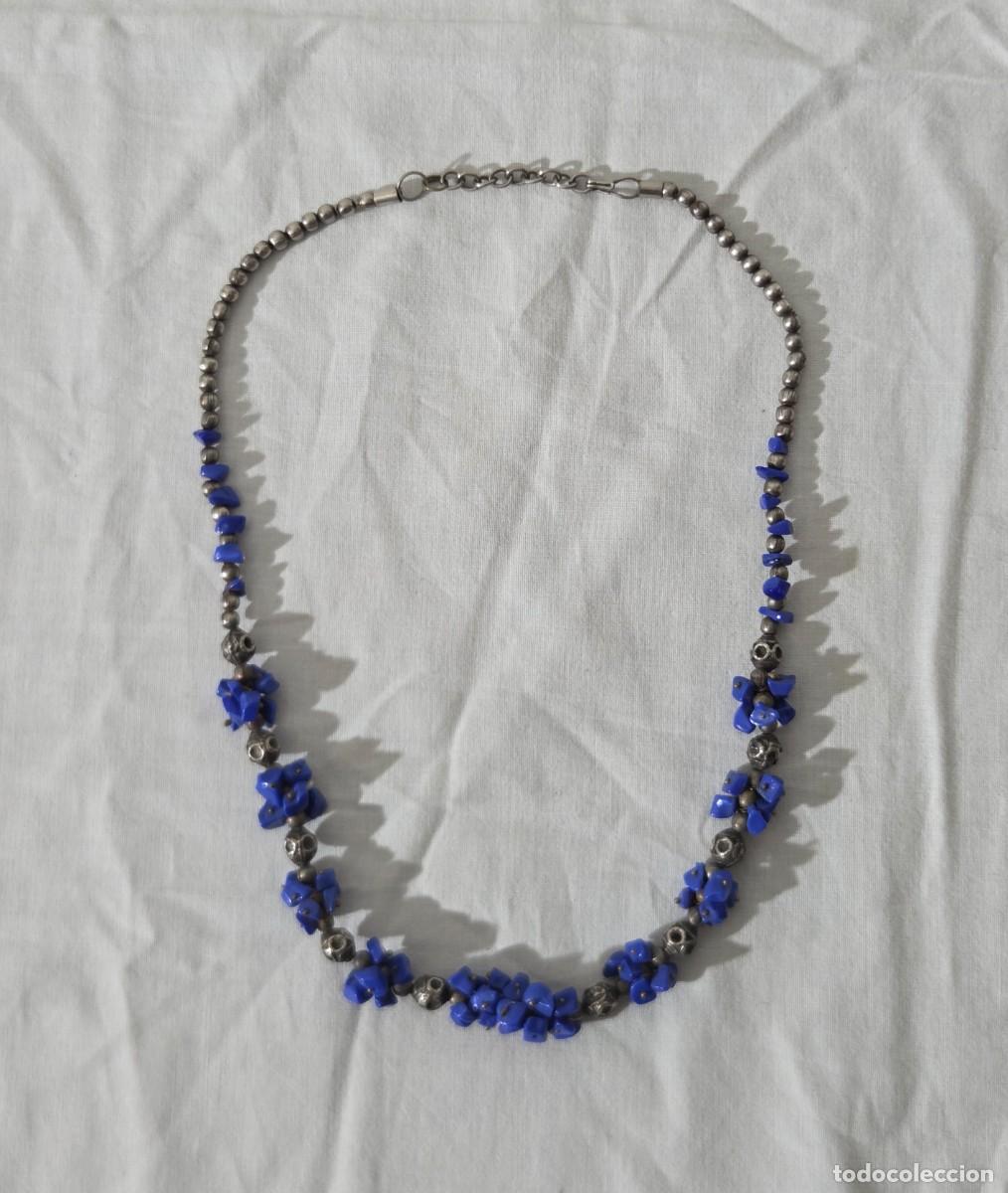 Artesan&iacute;a: Collar &eacute;tnico en vidrio azul y metal plateado