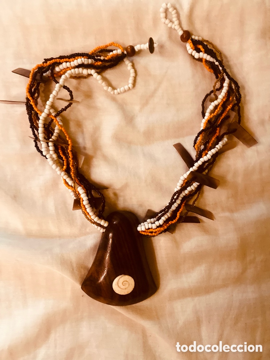 Artesan&iacute;a: Collar dominicano en madera de caoba