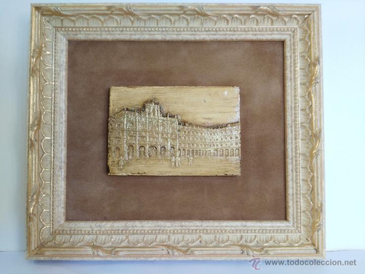 Artesanía: Cuadro con la vista de la plaza de Salamanca, en escayolada pintada y marco de madera fondo aterciop - Foto 1 - 52287026