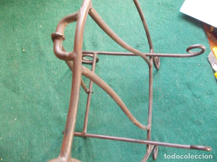 Artesan&iacute;a: Reposa libros de forja artesano - Foto 2