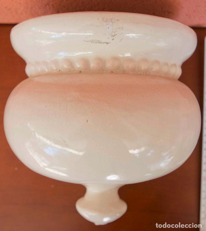 Artesan&iacute;a: Benditera en loza blanca. - Foto 1