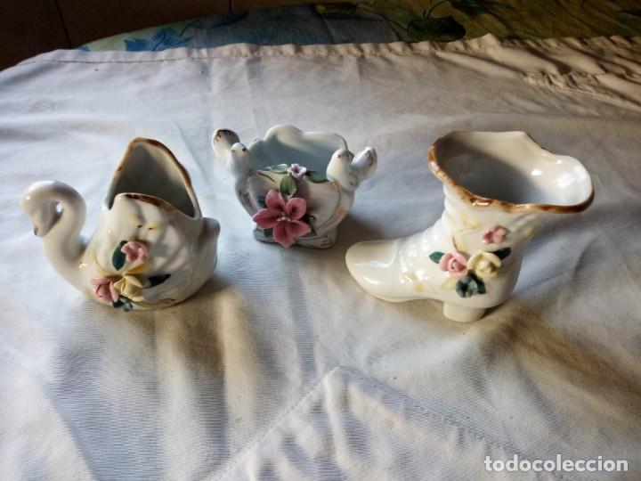 Artesanía: Lote de 3 figuras de porcelana con flores en relieve. - Foto 2 - 131747470